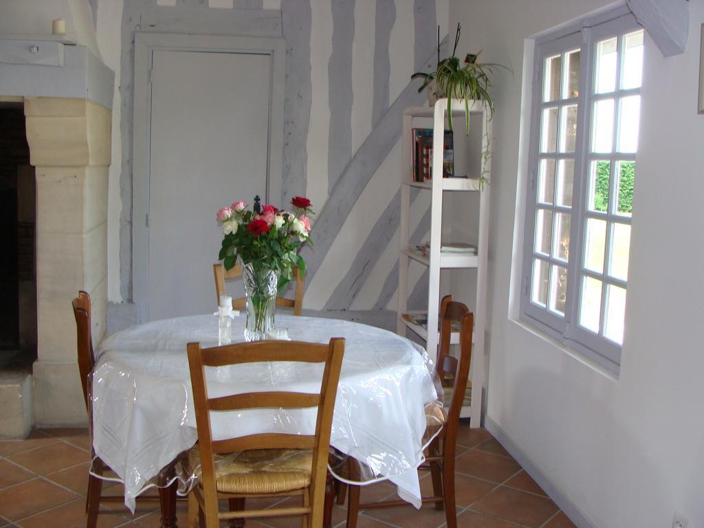 Bed and Breakfast Le Vieux Castel Goustranville Екстер'єр фото