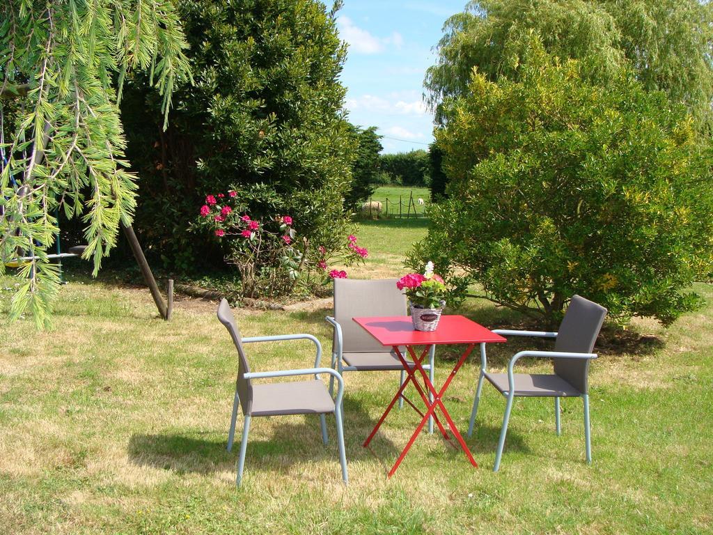 Bed and Breakfast Le Vieux Castel Goustranville Екстер'єр фото