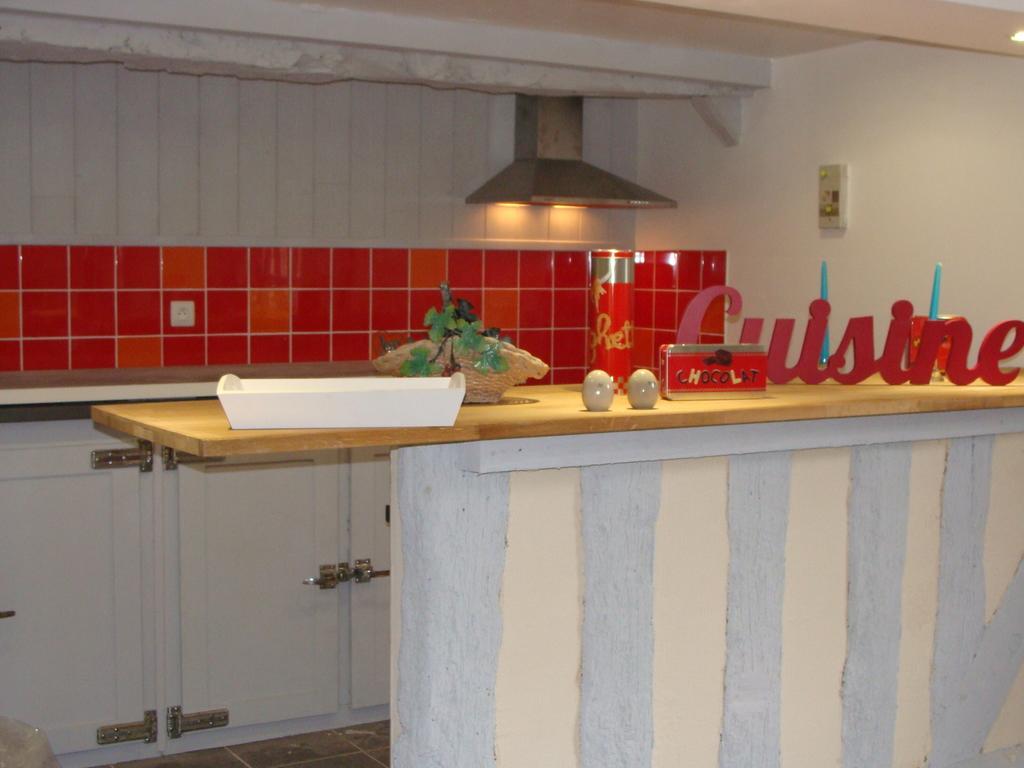 Bed and Breakfast Le Vieux Castel Goustranville Екстер'єр фото
