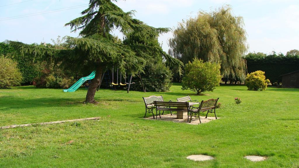 Bed and Breakfast Le Vieux Castel Goustranville Екстер'єр фото