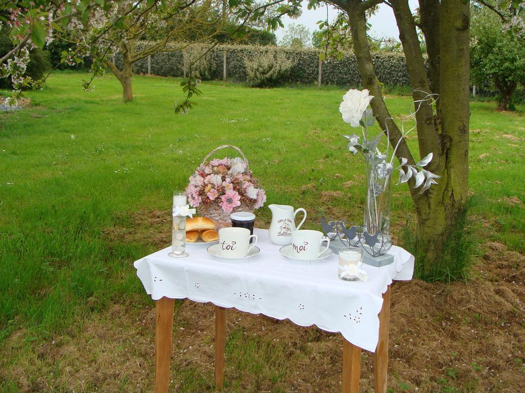 Bed and Breakfast Le Vieux Castel Goustranville Екстер'єр фото