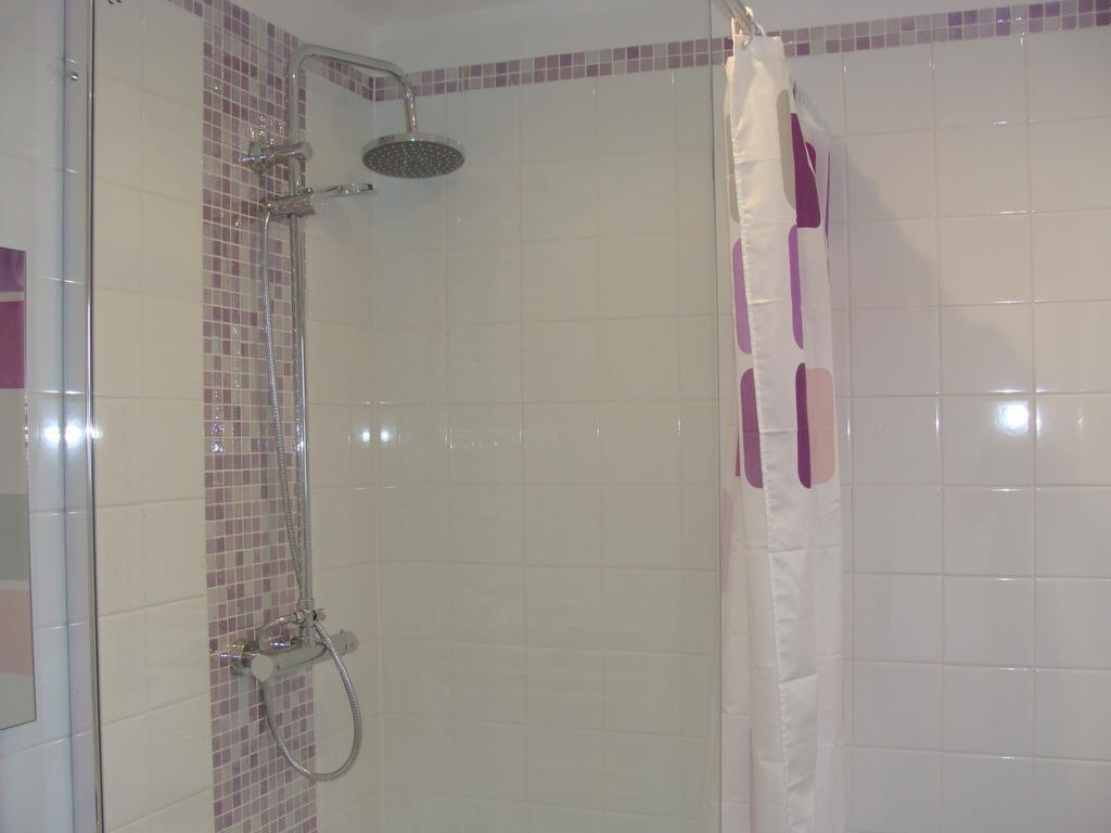 Bed and Breakfast Le Vieux Castel Goustranville Екстер'єр фото