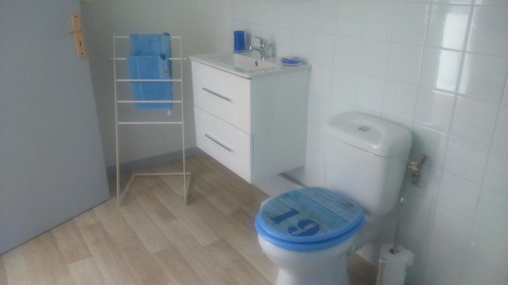 Bed and Breakfast Le Vieux Castel Goustranville Екстер'єр фото